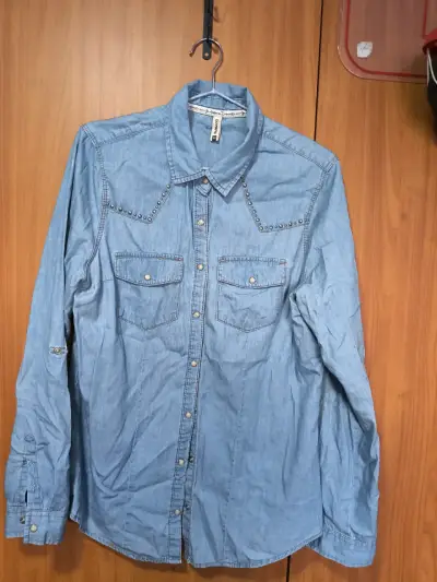 Camisa denim azul con tachas - miniatura 1