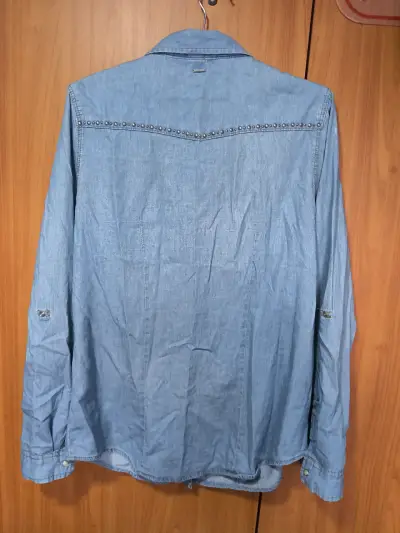 Camisa denim azul con tachas - miniatura 2