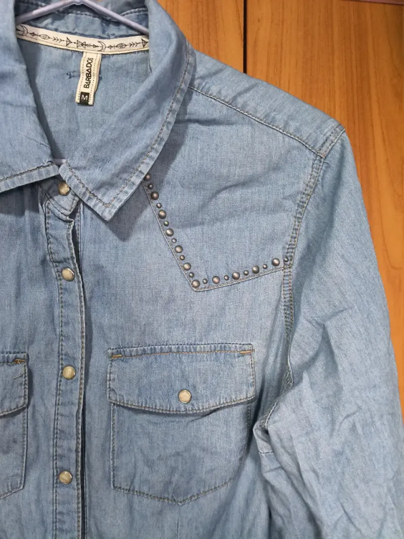 Camisa denim azul con tachas - 4