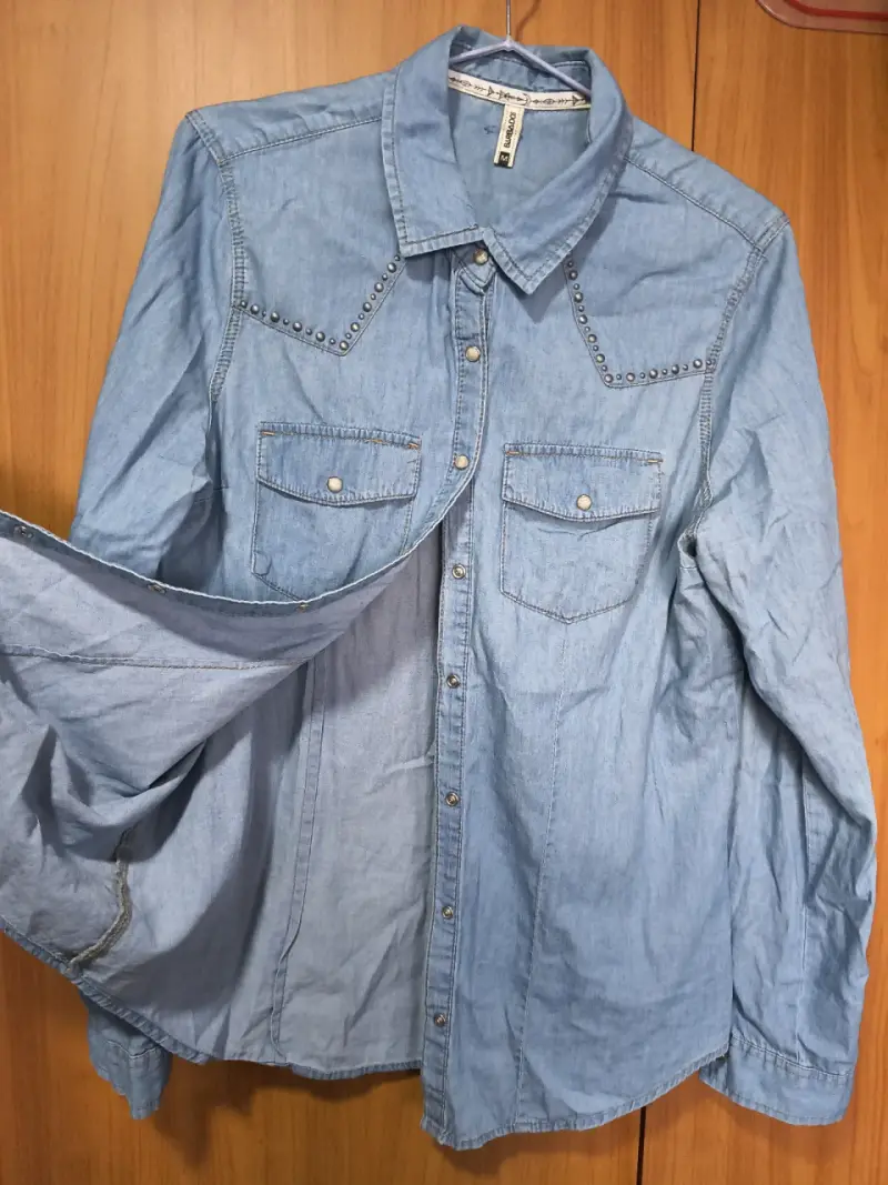 Camisa denim azul con tachas - 5