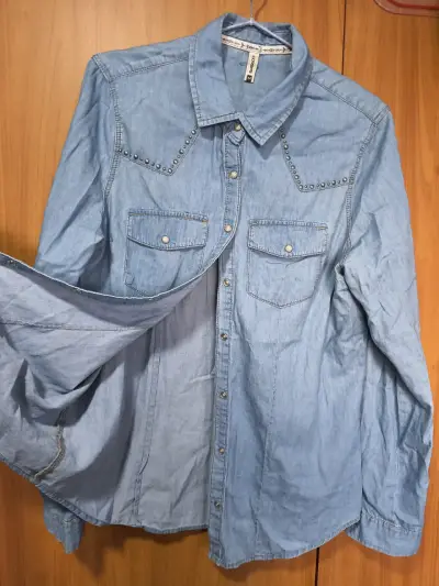 Camisa denim azul con tachas - miniatura 5
