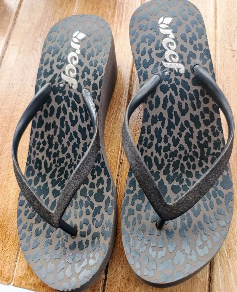 Sandalias tipo hawaianas estampadas - 1