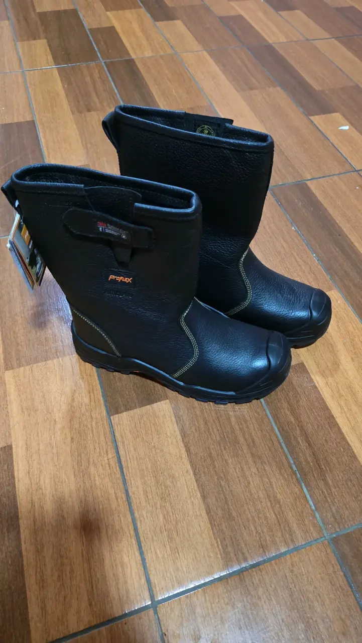 Botas de seguridad negras nuevas