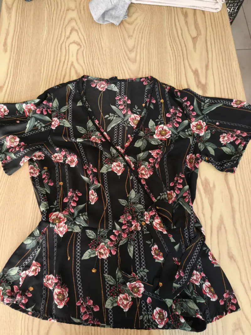 Blusa negra con estampado floral marca IO
