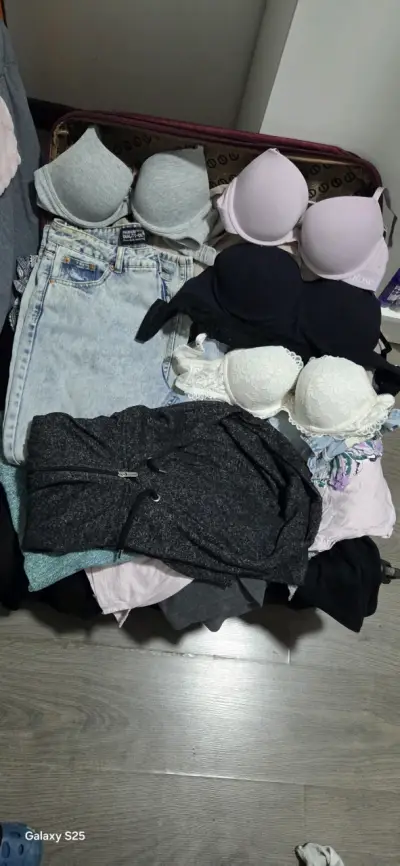 Lote de ropa mas de 30 piezas - miniatura 1