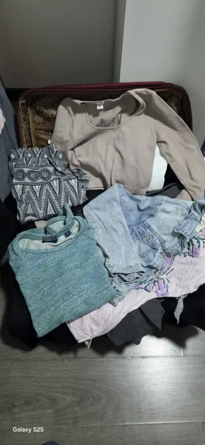 Lote de ropa mas de 30 piezas - miniatura 2