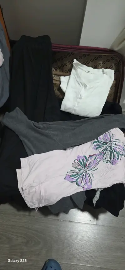 Lote de ropa mas de 30 piezas - miniatura 3