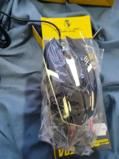 Mouse gamer con luces - miniatura 3