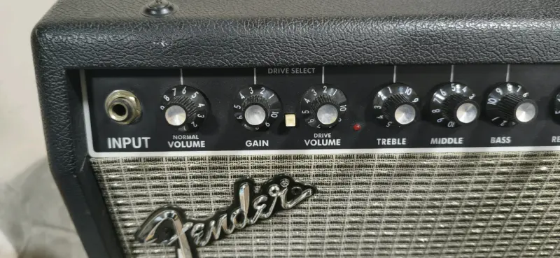 Amplificador Fender F25 - 3