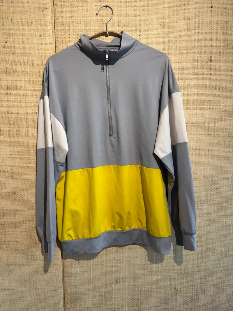 Poleron gris y amarillo de deporte finito - 1