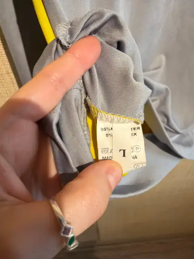 Poleron gris y amarillo de deporte finito - miniatura 4