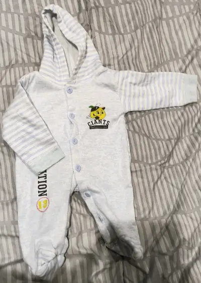 Pijama bebé celeste con capucha - miniatura 3