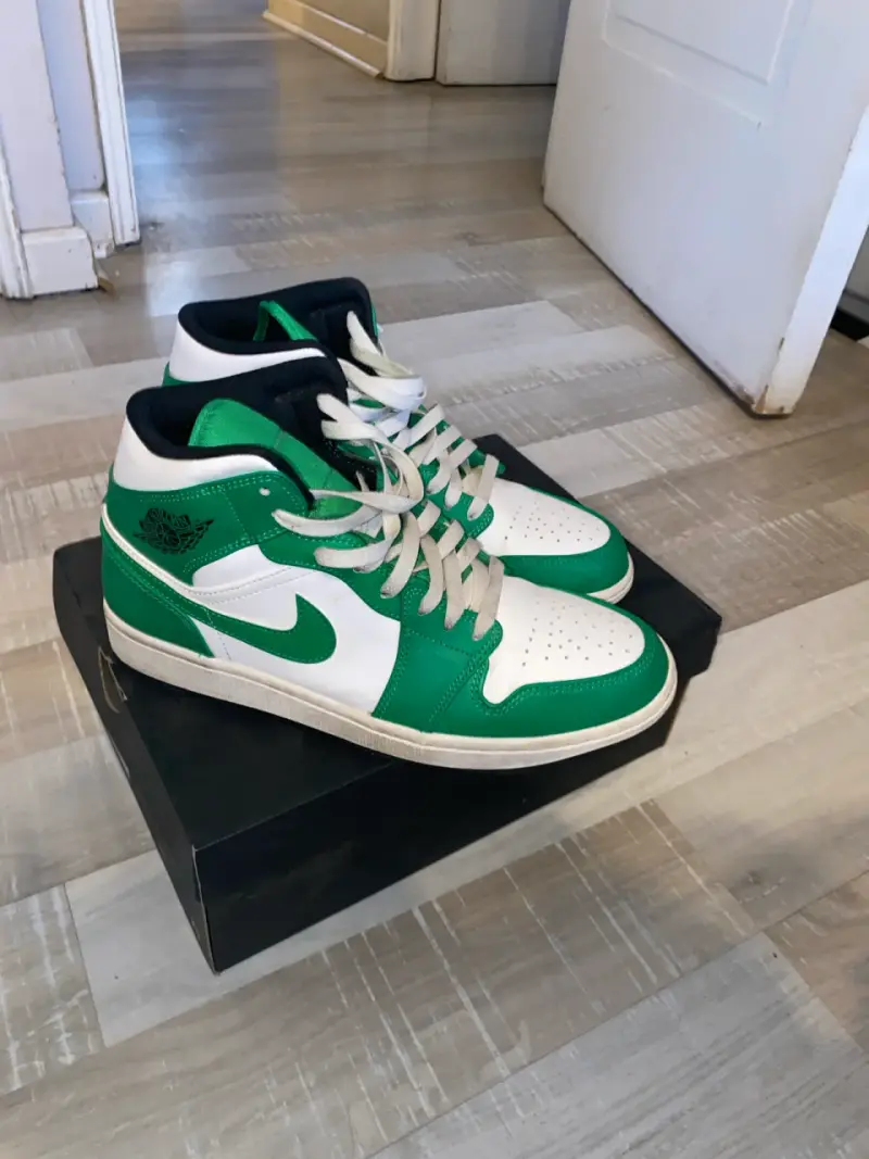 Air Jordan 1 Mid "Lucky Green" - Casi Nuevas - 1