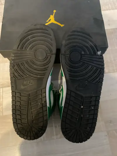 Air Jordan 1 Mid "Lucky Green" - Casi Nuevas - miniatura 4