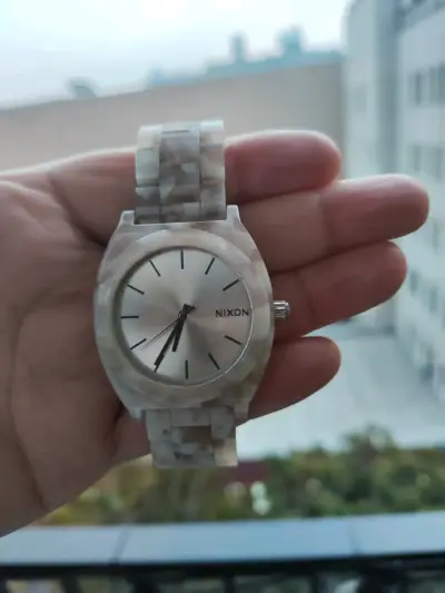 Reloj Nixon blanco mármol - miniatura 1