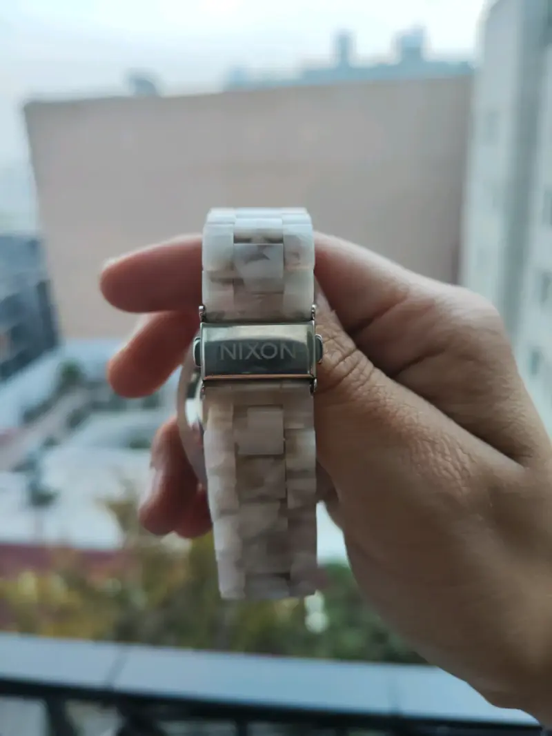 Reloj Nixon blanco mármol - 3