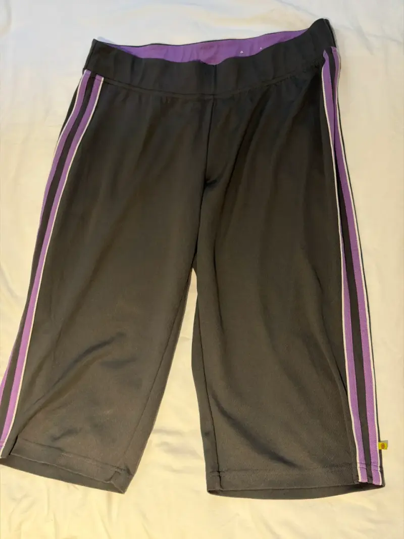 Bermudas deportivas negras y moradas