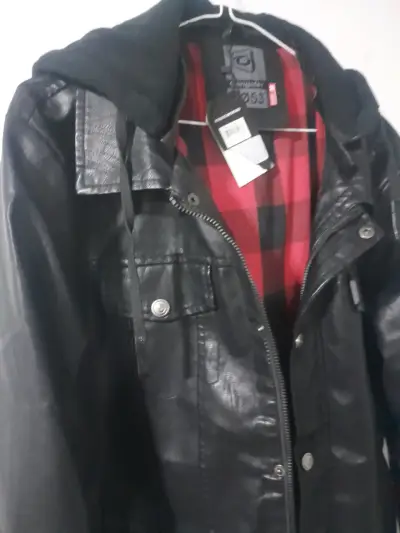 Chaqueta de cuero negra con capucha - miniatura 1