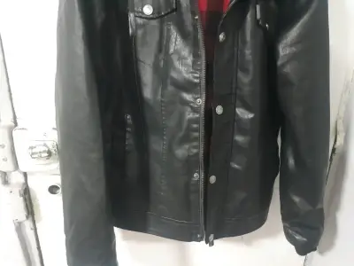 Chaqueta de cuero negra con capucha - miniatura 2