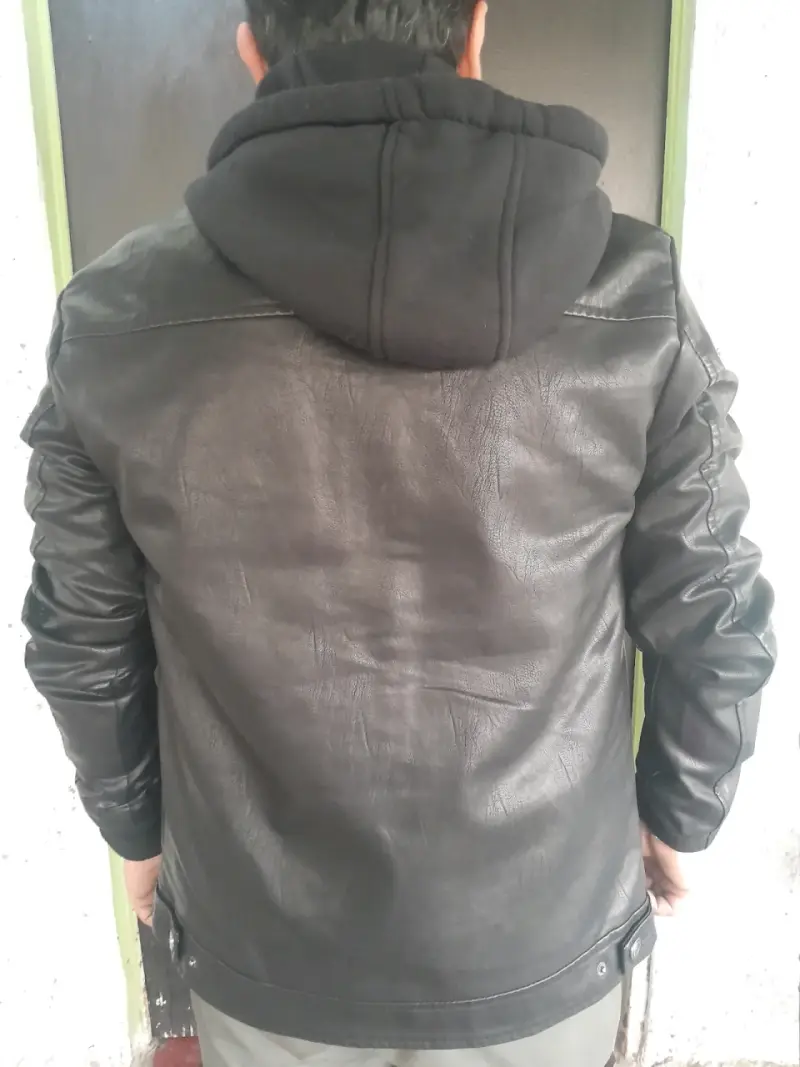 Chaqueta de cuero negra con capucha - 4
