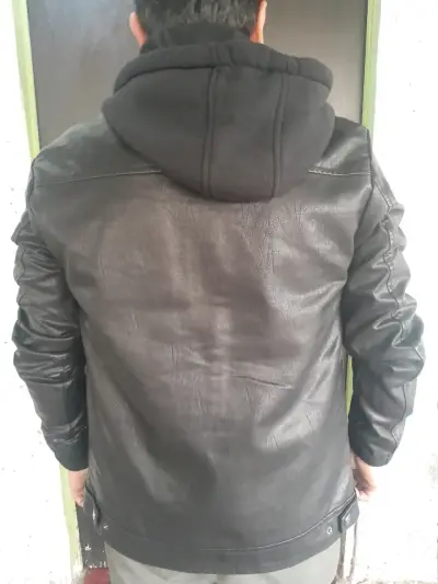 Chaqueta de cuero negra con capucha - miniatura 4