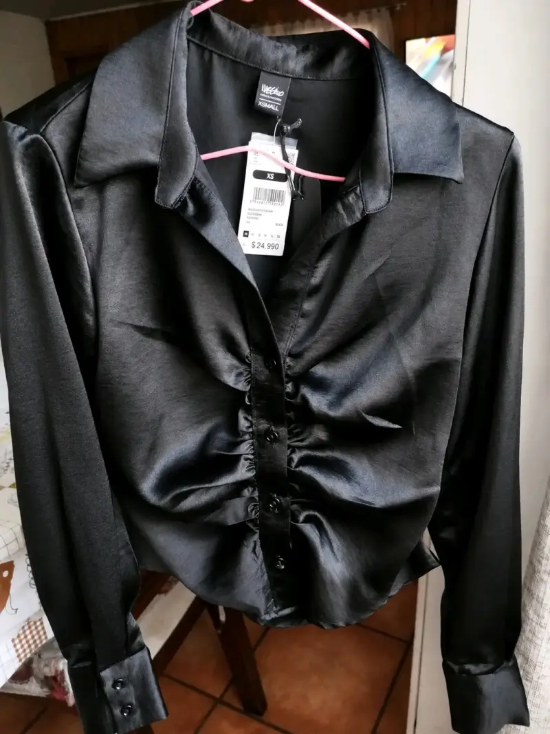 Blusa satinada negra ajustada - 2