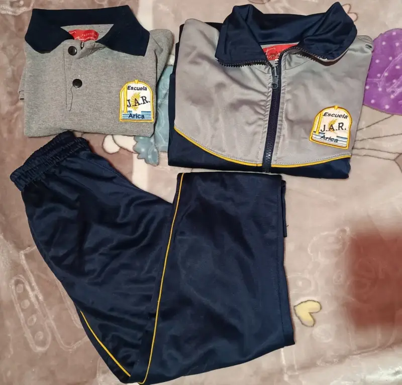 Uniforme escolar azul y gris, colegio JAR