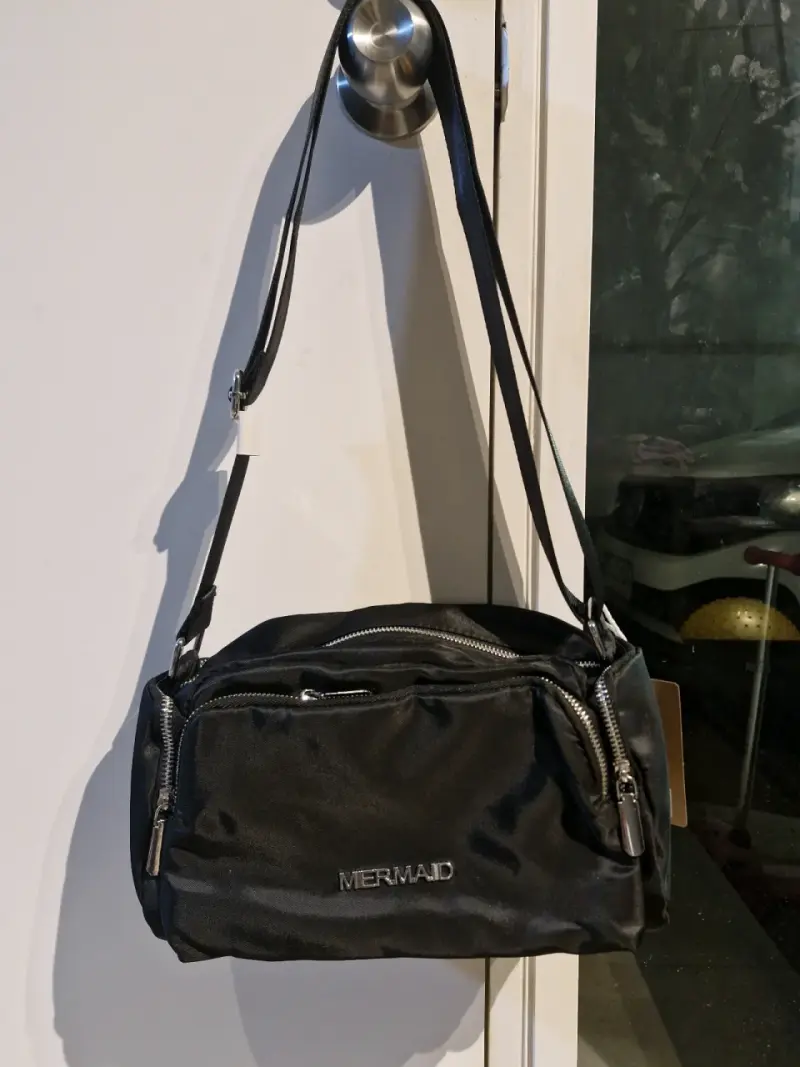 Bolso negro versátil y elegante - 2