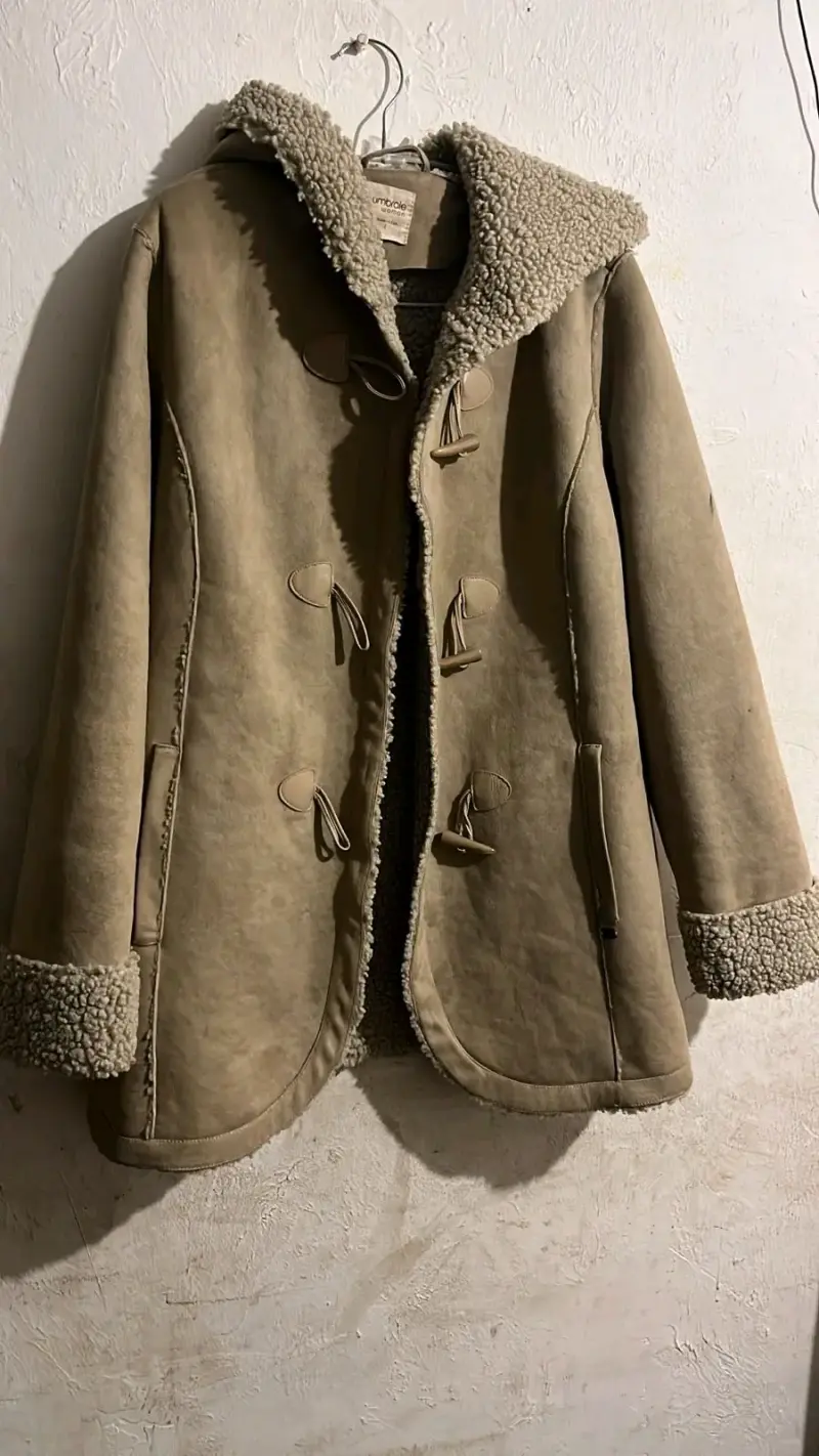 Abrigo beige de piel sintética