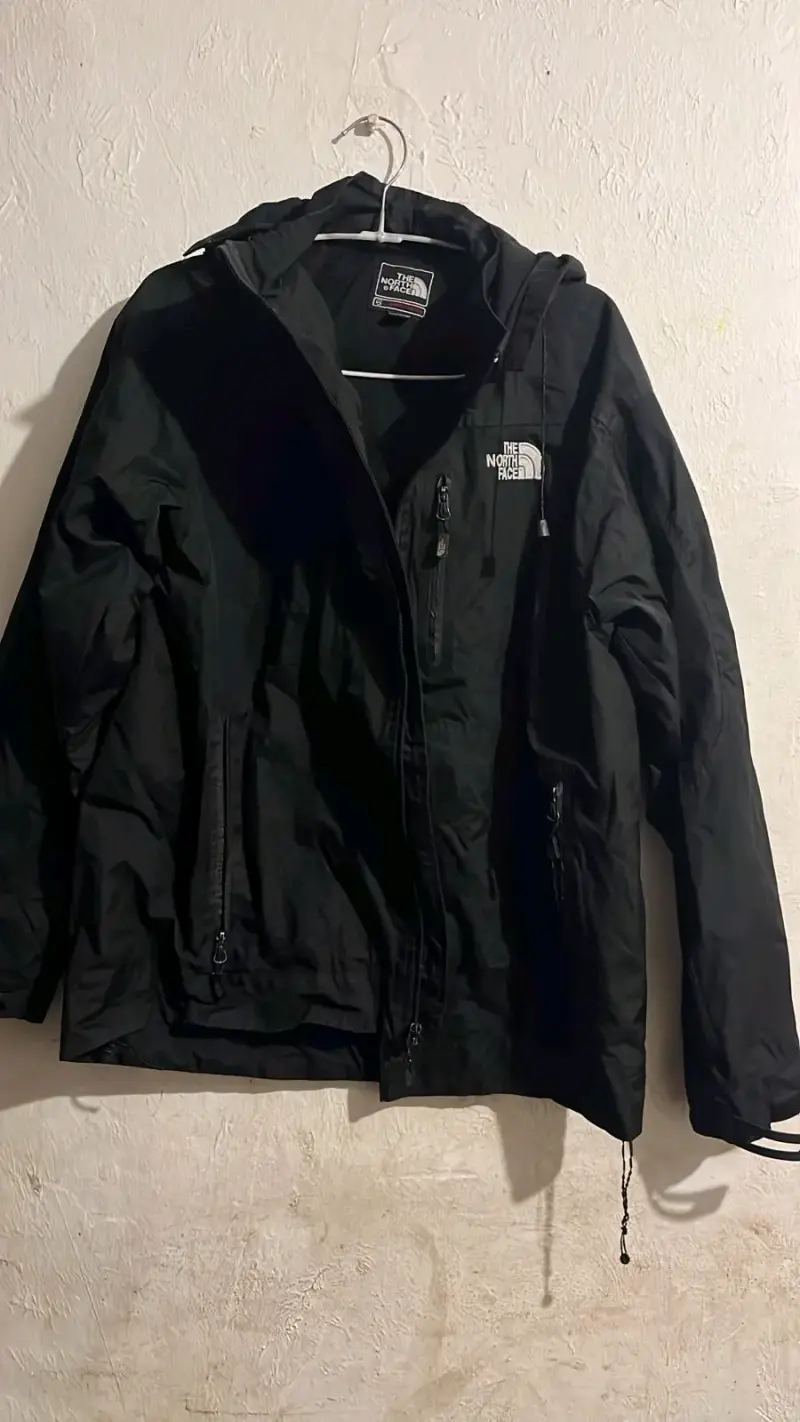 Chaqueta impermeable negra