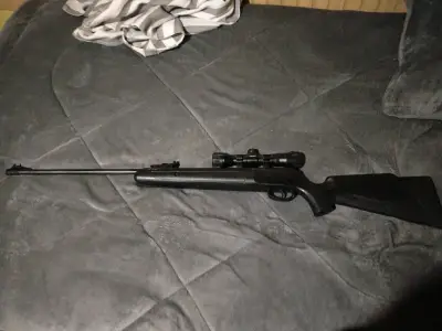 Rifle de aire comprimido con mira - miniatura 1