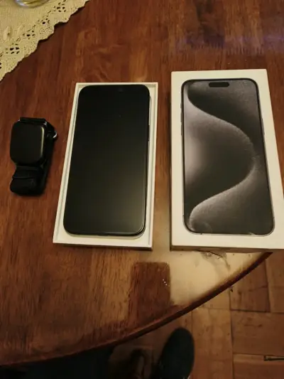 Teléfono móvil y reloj en caja - miniatura 1