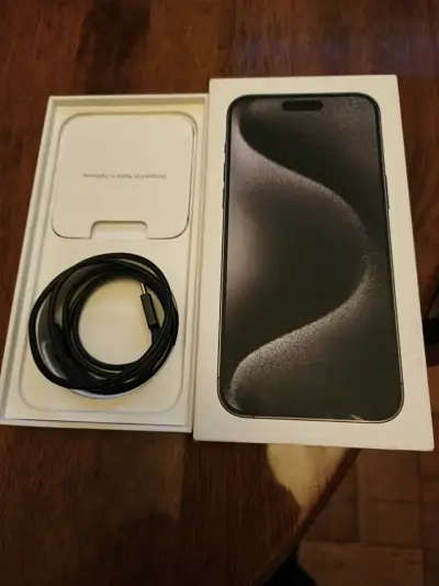 Teléfono móvil y reloj en caja - miniatura 4