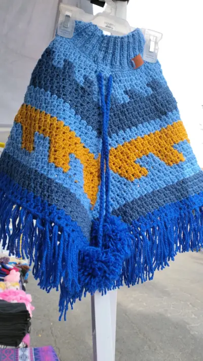 Poncho tejido azul y amarillo - miniatura 1