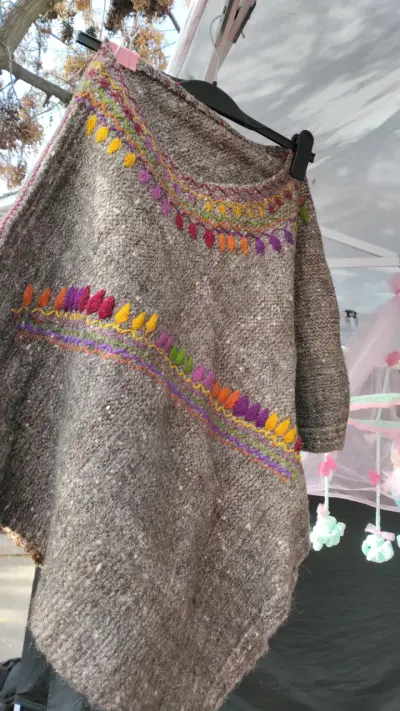 Poncho tejido azul y amarillo - miniatura 2