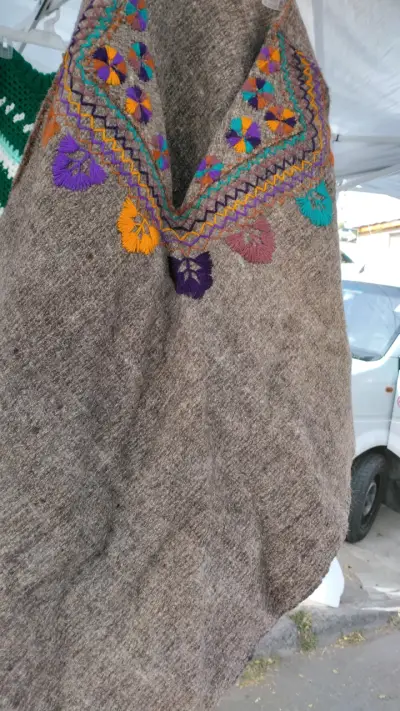 Poncho tejido azul y amarillo - miniatura 3