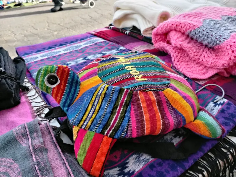 Poncho tejido azul y amarillo - 4