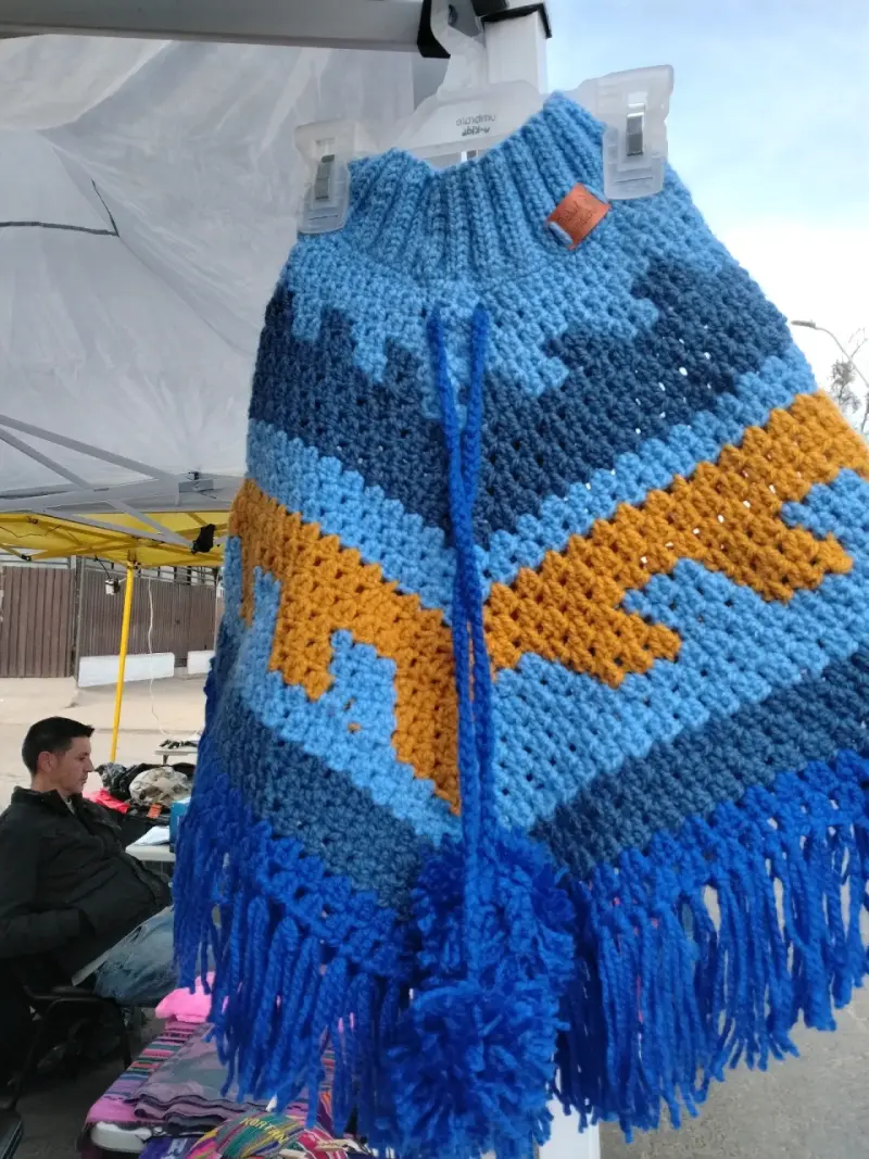 Poncho tejido azul y amarillo - 5