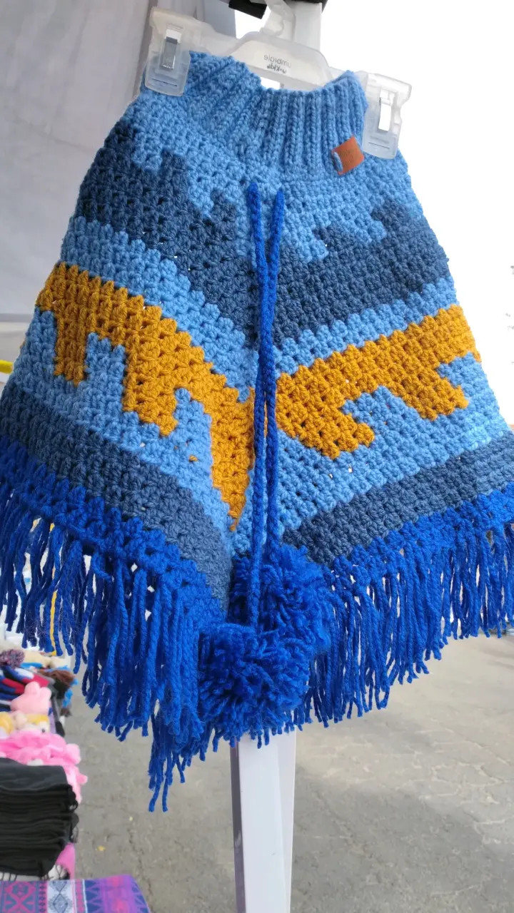 Poncho tejido azul y amarillo - 7