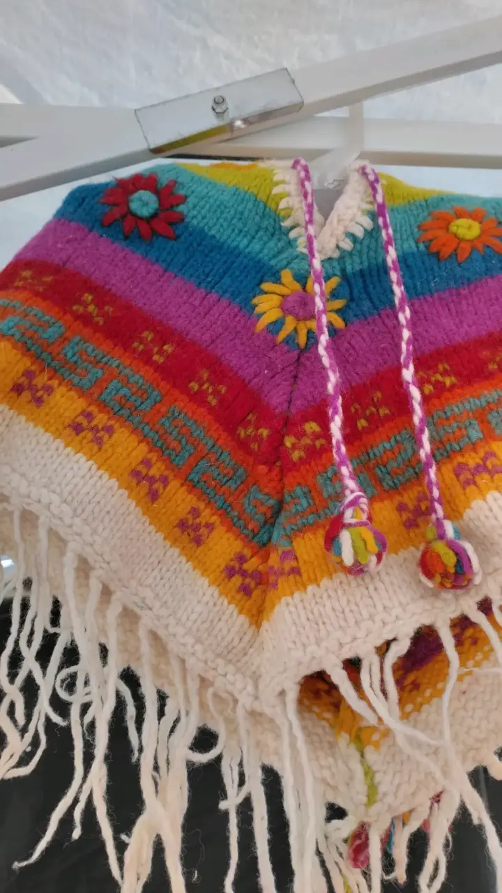 Poncho tejido azul y amarillo - 8