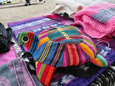 Poncho tejido azul y amarillo - miniatura 11