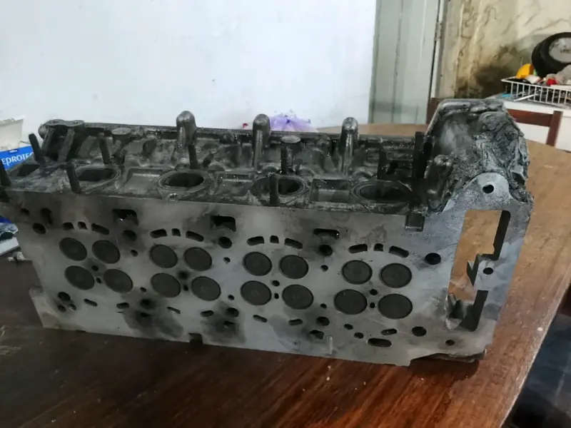 Culata de motor usada camioneta pickup ssang Yong - 1