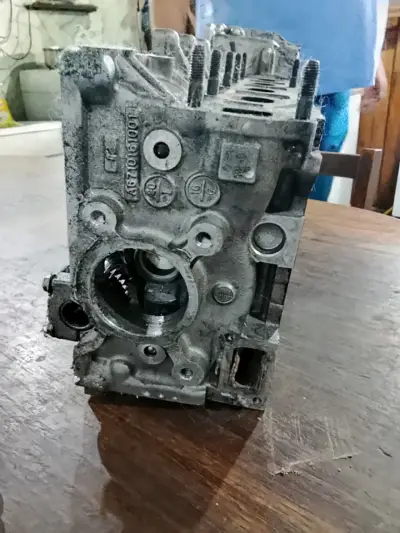 Culata de motor usada camioneta pickup ssang Yong - miniatura 3