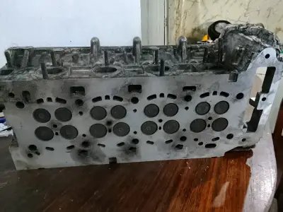 Culata de motor usada camioneta pickup ssang Yong - miniatura 5