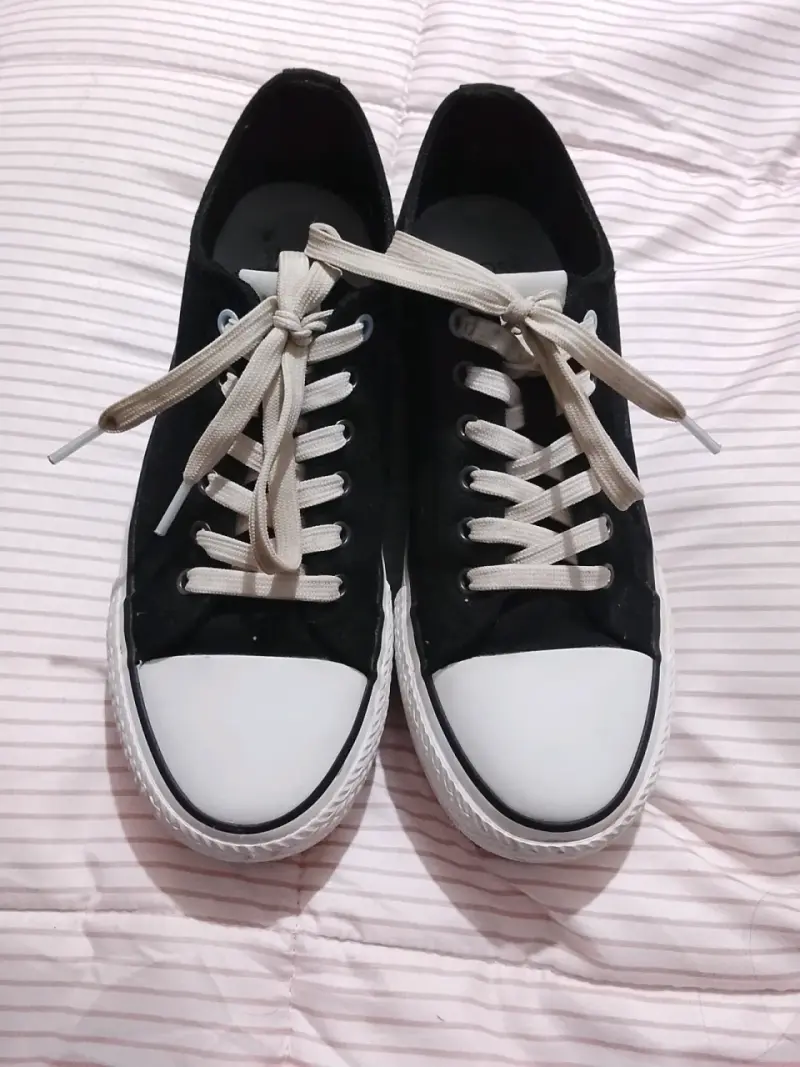 Zapatillas negras con cordones blancos - 1