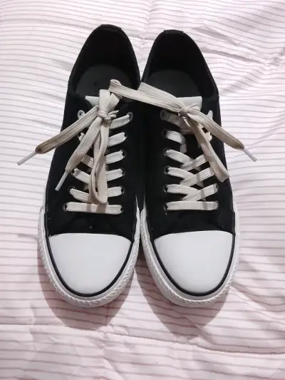 Zapatillas negras con cordones  blancos - miniatura 1