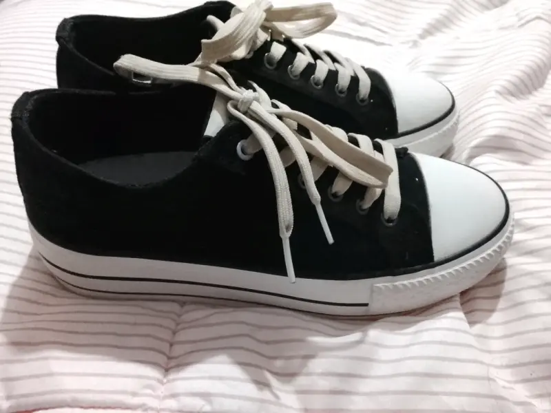 Zapatillas negras con cordones blancos - 2