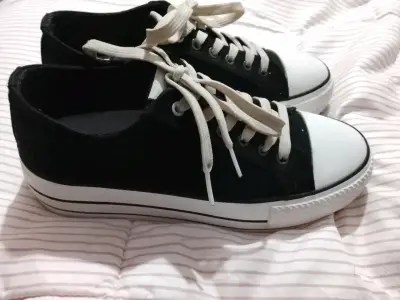 Zapatillas negras con cordones  blancos - miniatura 2