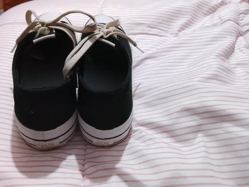 Zapatillas negras con cordones blancos - 3