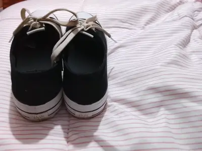 Zapatillas negras con cordones  blancos - miniatura 3